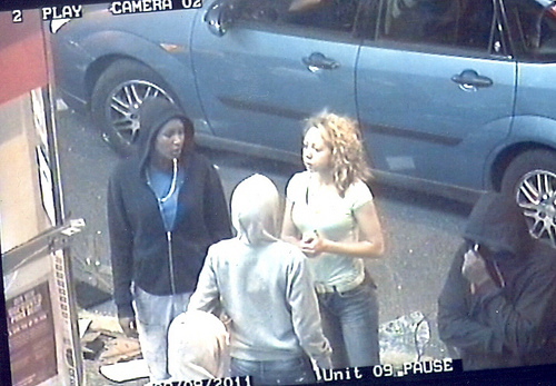 6024941761_e785514498 Looting scum